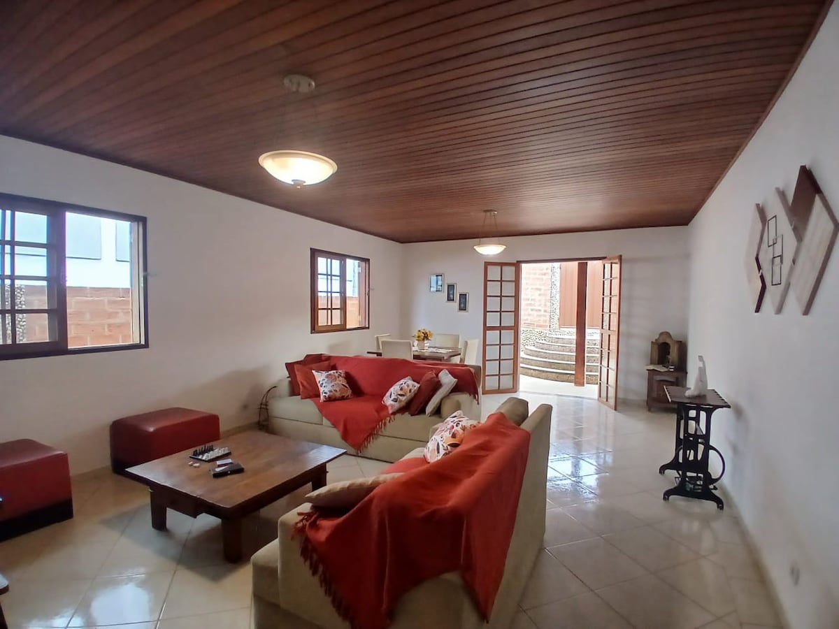 Imóvel de sucesso: Cozy Retreat with a VIEW of Nature! em Paraisópolis