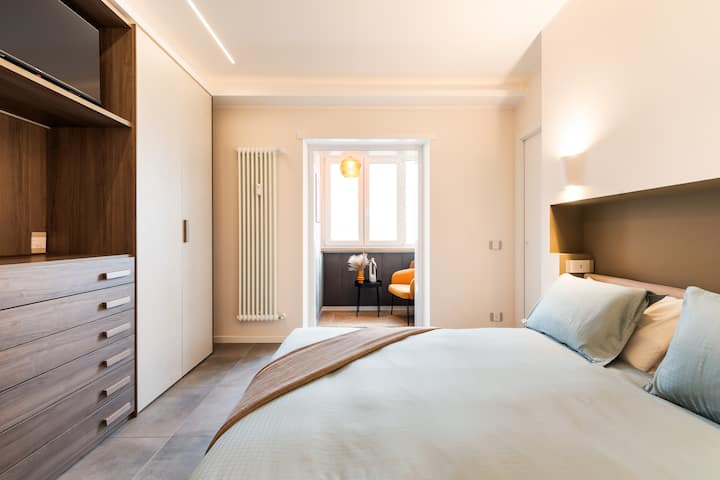 Grote kamer met aangrenzende badkamer en ontspannende leeshoek. 