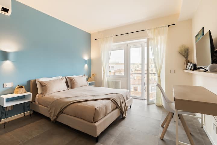 Dit is de derde kamer. Het bureau is altijd handig voor degenen die naar Rome komen voor werk of studie. Het balkon kijkt uit op een zeer karakteristiek plein. 