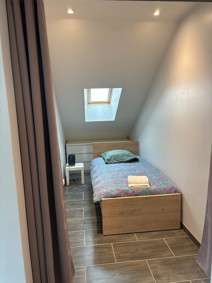 Eneo la kulala lenye kitanda cha sentimita 90*190