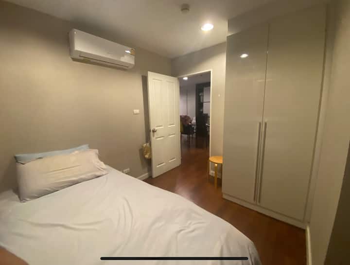 Dhoma e gjumit dytësore përbëhet nga dy krevate tekë të vendosur mbi njëri-tjetrin, në rastin e më shumë njerëzve, ato mund të vendosen pranë njëri-tjetrit, për të akomoduar 2-3 persona në mënyrë të rehatshme 