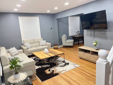 a cozy fully renovated house With big backyard