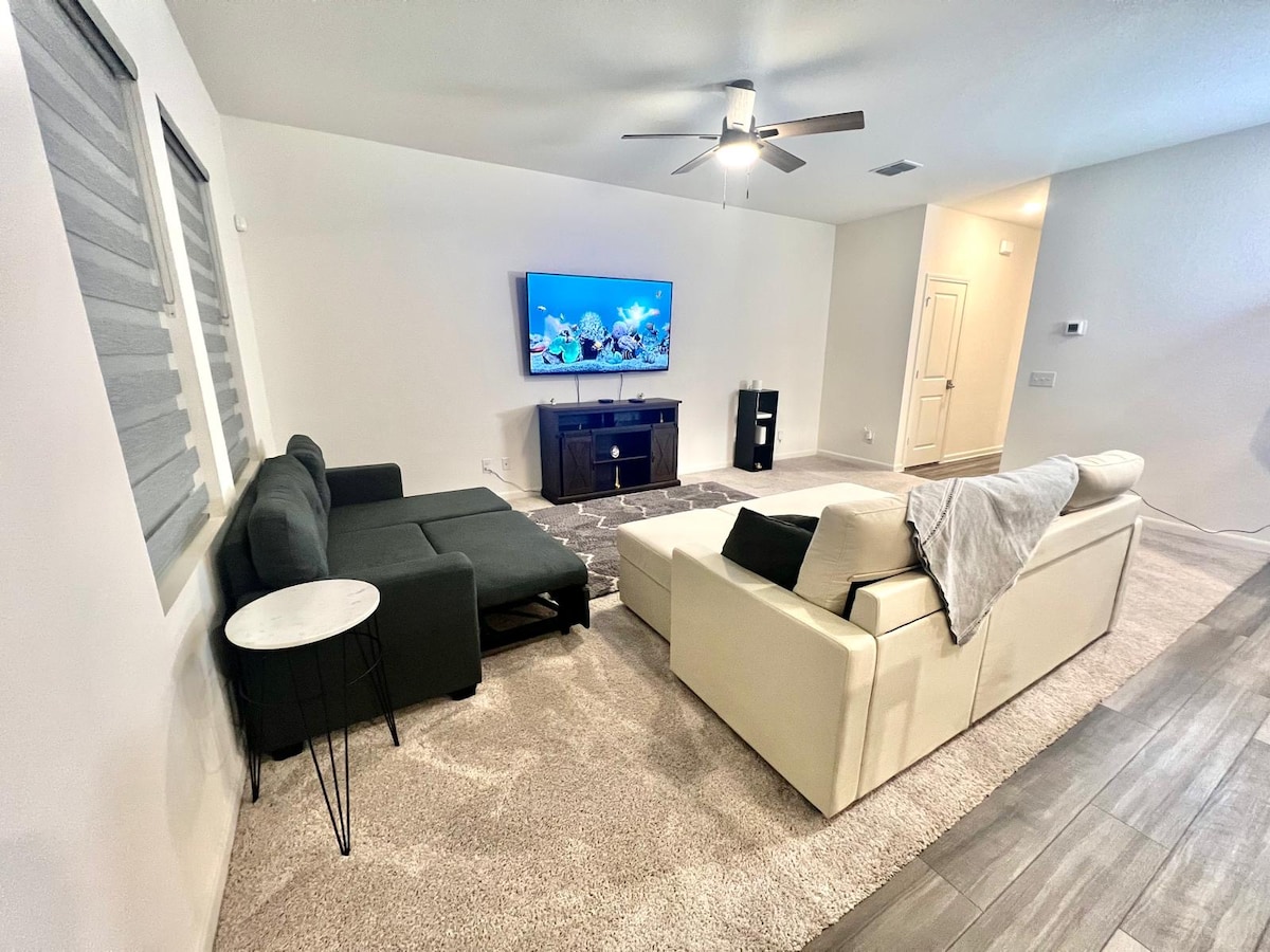 Top Airbnb: Cozy Family Home w/ In-Law Suite Downstairs! in I 10 East Corridor