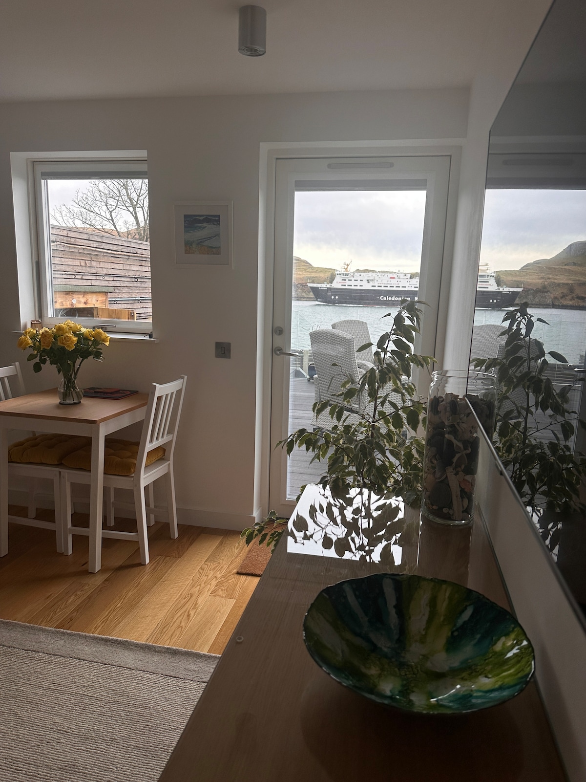 Каледонскиот траект МекБрајн е на пат кон Колонсеј. 