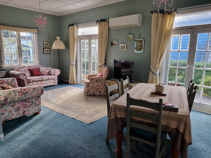 "Eclectic 3 Bedrom Cottage" - New Plymouth