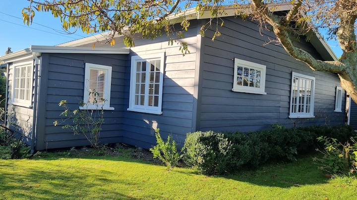 "Eclectic 3 Bedrom Cottage" - New Plymouth