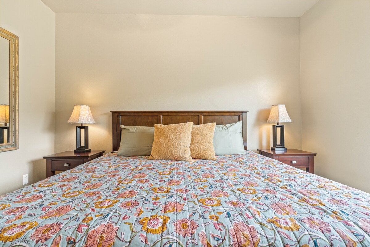 Krevat i rehatshëm dopio "king" në dhomën kryesore të gjumit.