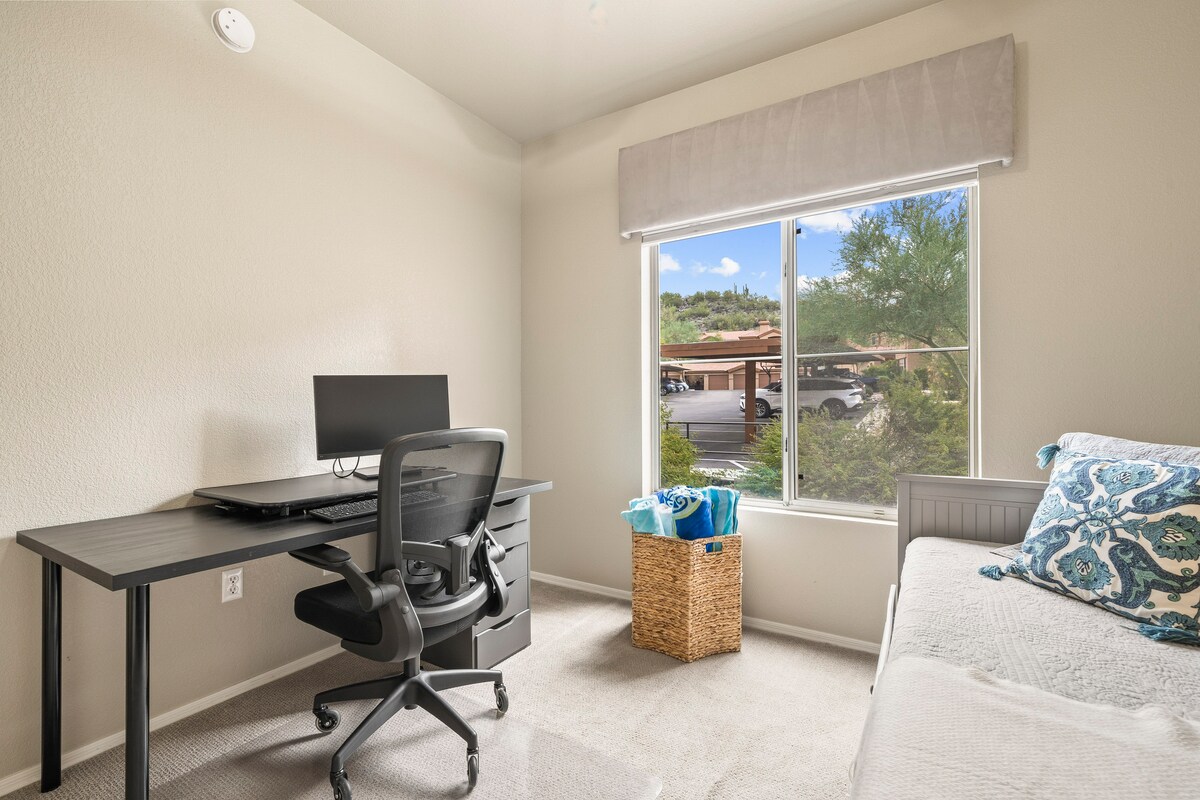 Dhoma e dytë e gjumit ka një hapësirë pune të dedikuar.