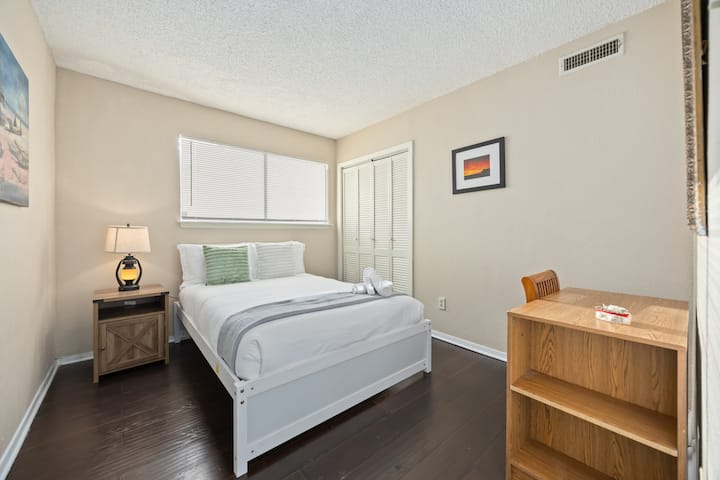 Chambre confortable avec un lit double confortable. 