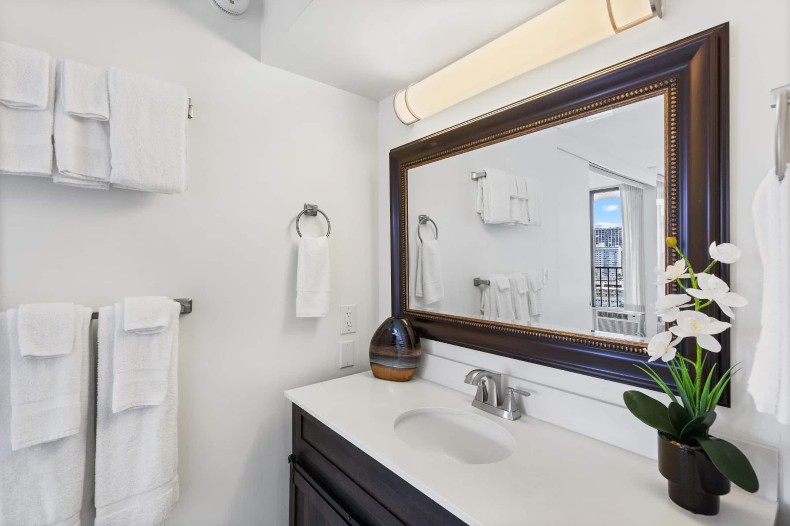 Condo in Honolulu · ★4.8 · 1 bedroom · 3 beds · 1 private bath - Image 19