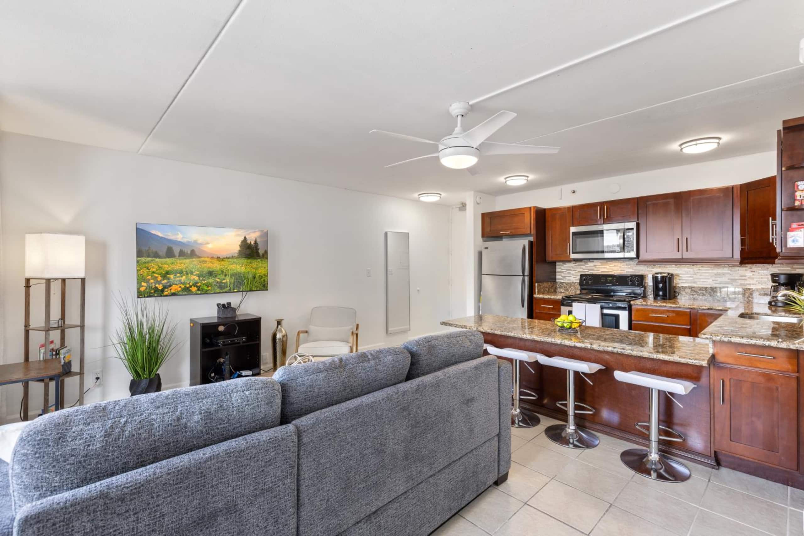 Condo in Honolulu · ★4.8 · 1 bedroom · 3 beds · 1 private bath - Image 5