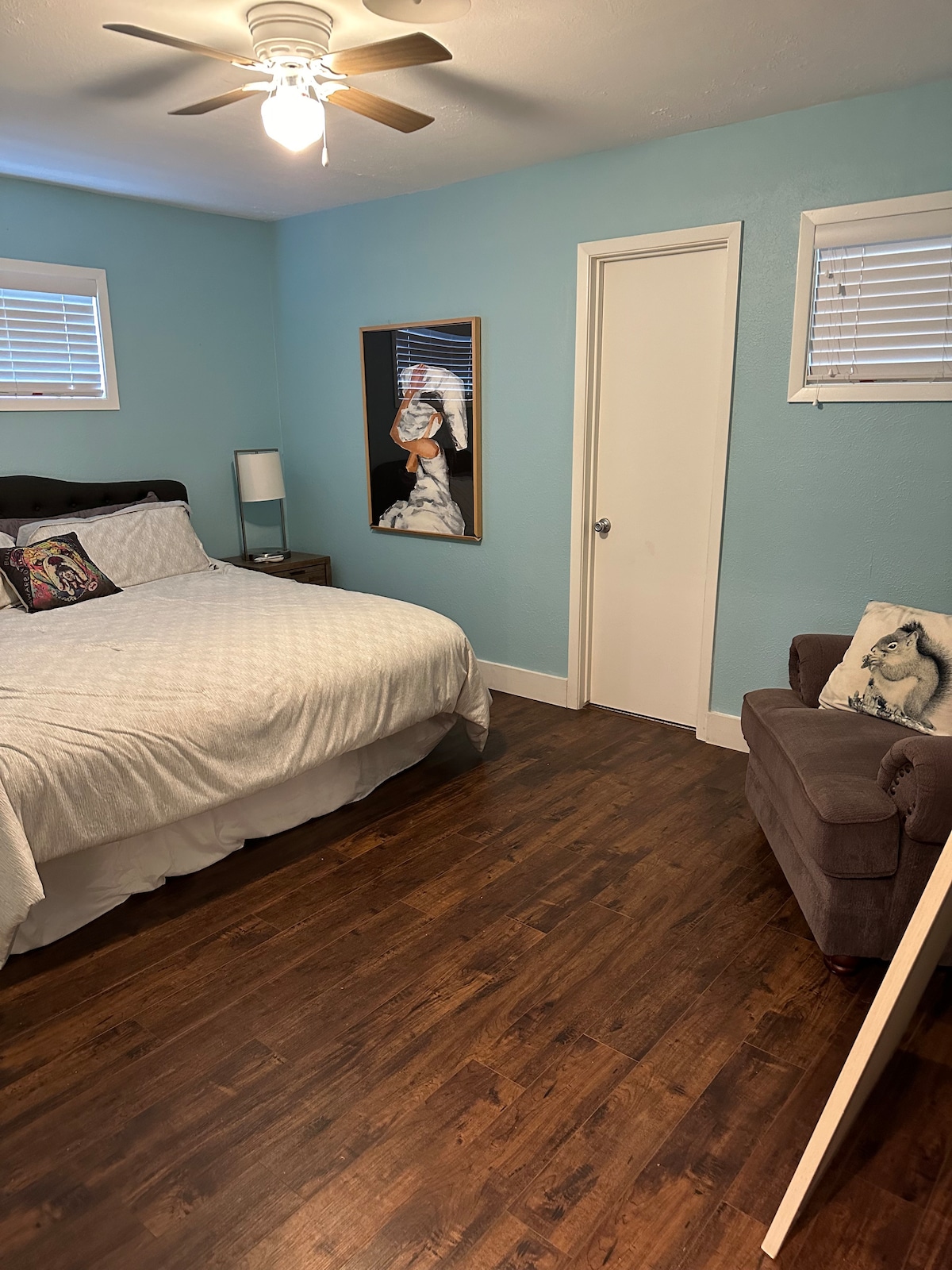 يحتوي المعلم على سرير بمقاس كبير مع أنعم الملاءات لحملك إلى أرض الأحلام. تحتوي كل طاولة بجانب السرير على مراكز شحن للحفاظ على جميع الأجهزة الإلكترونية جاهزة للاستخدام!