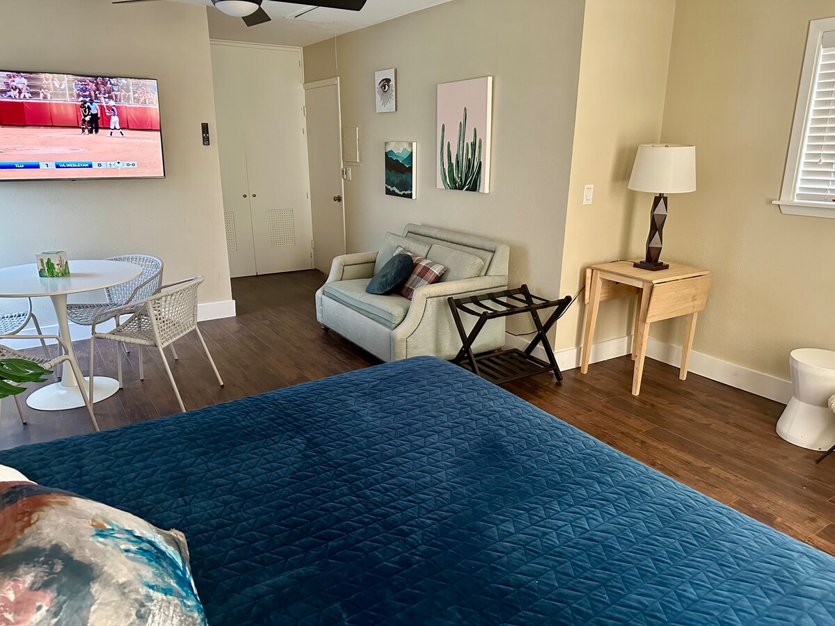 مع مساحة عمل مخصصة وتلفزيون إل جي الذكي الجديد مقاس 55بوصة، يمكنك اختيار العمل أو اللعب. يحتوي المقعد المحبوب على سرير مزدوج للآباء والأمهات الذين لديهم سرير صغير يرغبون في إبقائهم على مقربة.