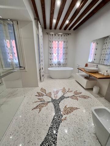 Cà Gemma Elegant Venice stay, 8 min from St.Mark’s gallery image 3