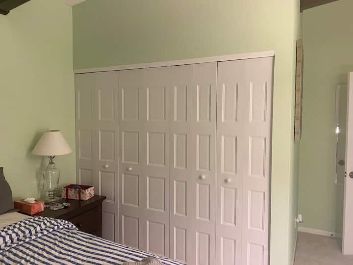 Cama tamaño queen para una mesita de noche en el armario