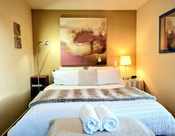 Umenie v spálni sme zmenili na rok 2025.  Maľovanie sa nazýva „Hľadač mieru“.  