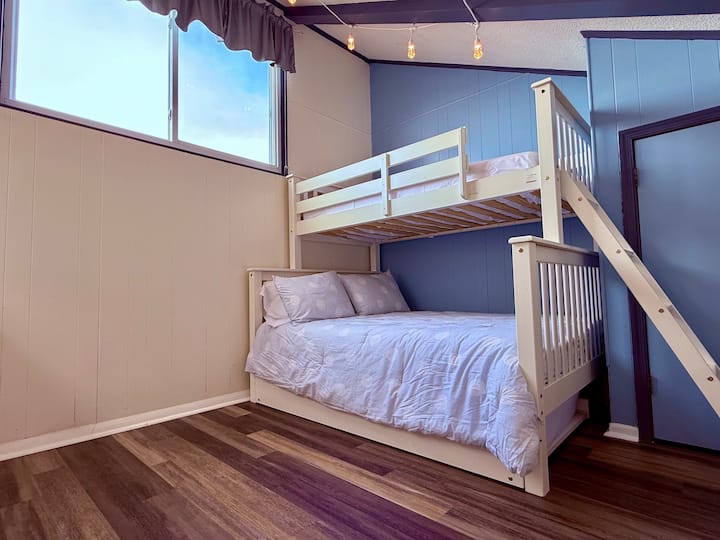 Pacha juu ya kitanda cha ghorofa nzima na kitanda pacha cha ziada. (Ngazi inaweza kuhamishiwa mbele ya kitanda cha ghorofa pia) 