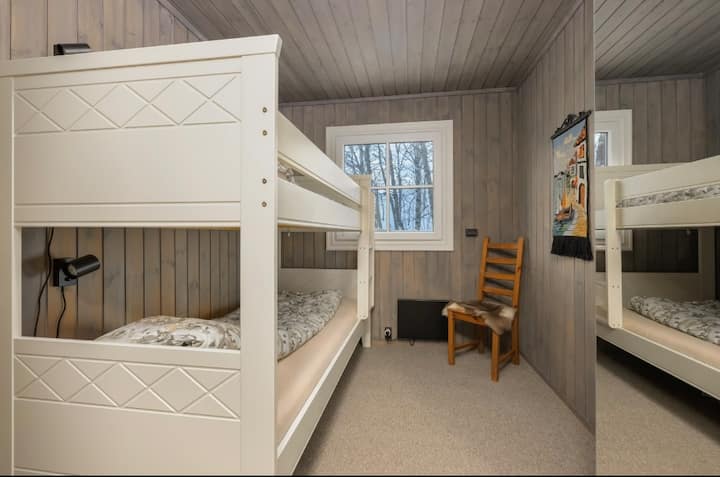 Schlafzimmer mit einem Etagenbett 90 x 200 und einem Kleiderschrank