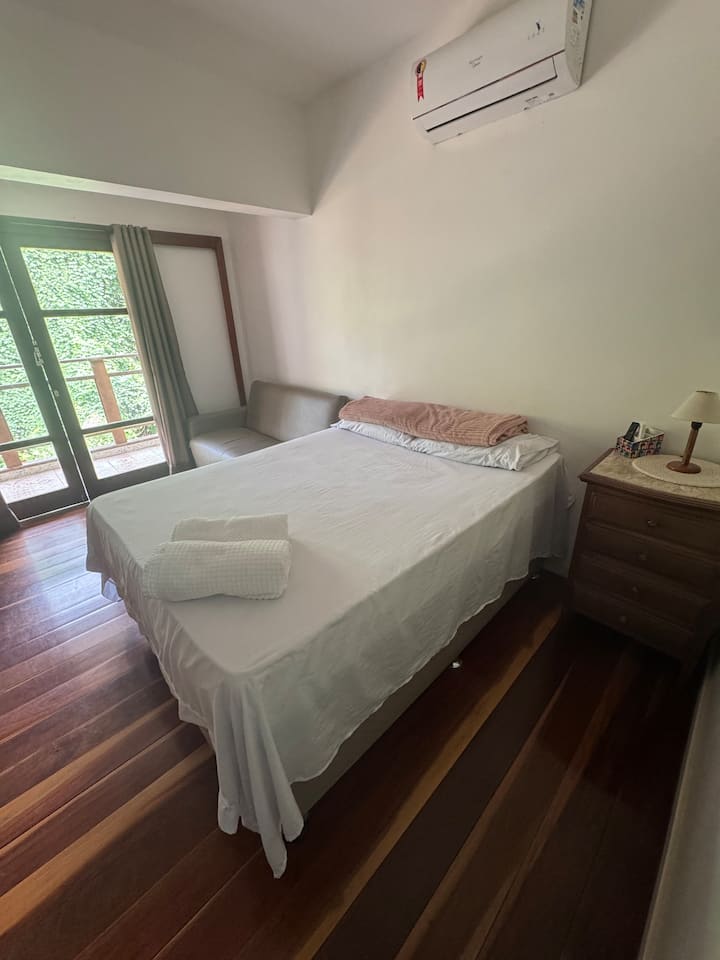 Двойна стая със съседен диван. 
В тази стая могат да се настанят до 3 - ма души. 
Балкон с изглед към реката