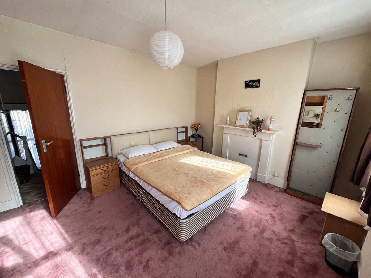 Dhomë gjumi e bollshme dhe komode