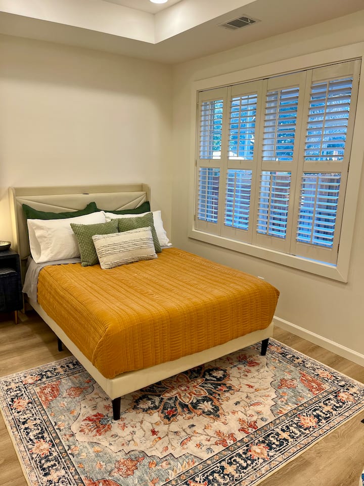 Оваа целосно одделна спална соба има полн кревет со луксузна постелнина, капаци на плантажи, простор наменет за работа, голем ѕиден плакар и пристап до приватниот заден двор. 