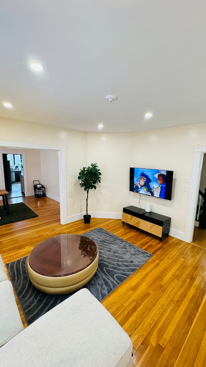 King Bed W/tv In Spacious Room - Quincy, MA