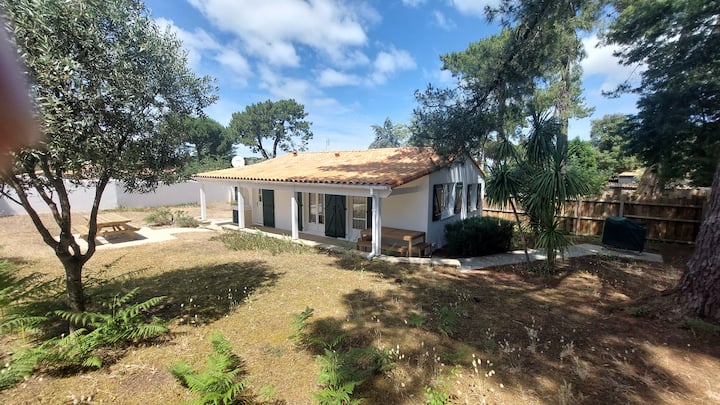 La Petite Maison Typique Dans La Pinède - Île de Ré