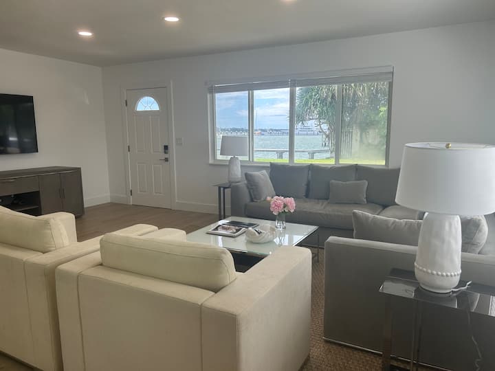 Beautiful Condo With Waterviews 3 Miles From Beach - Riviera Beach, FL