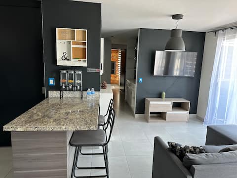 Comfortable 3-Bedroom Apartment-15 minutes Airport