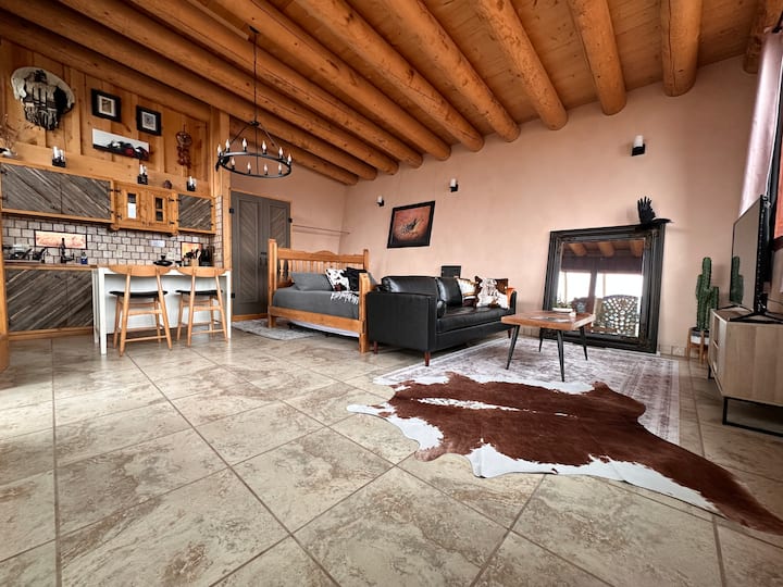 Raven's Lair Earthship Casita W/ Mountain Views - New Mexico