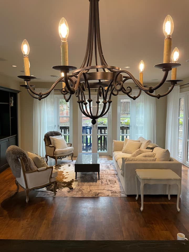 Private Tuscany Villa Home With Private Courtyard - Burnaby