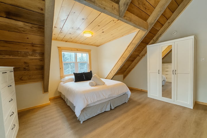 Priestranná hlavná spálňa so šatníkom a vlastnou kúpeľňou 