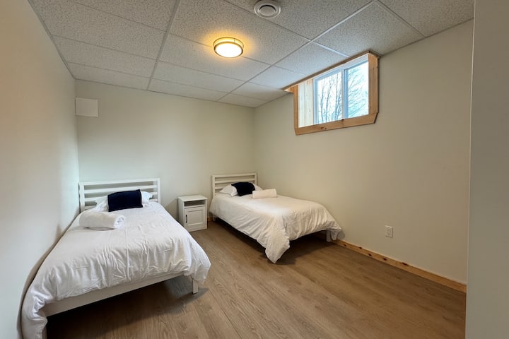 2. veľká spálňa na nižšom poschodí s jednolôžkami