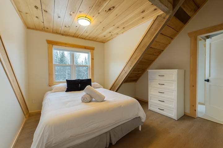 Spálňa s manželskou posteľou a spoločnou kúpeľňou pri schodisku