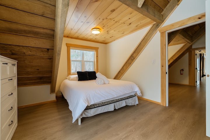 Spálňa s manželskou posteľou a balkónom a spoločnou kúpeľňou