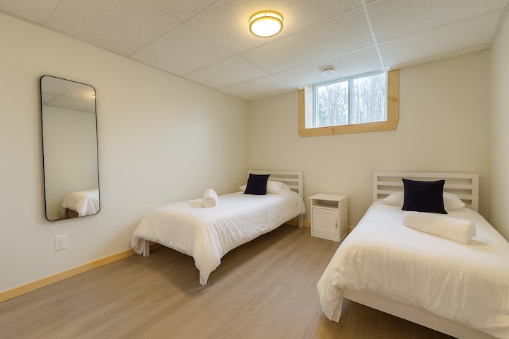 Veľká spálňa na nižšom poschodí s posteľou pre jednu osobu