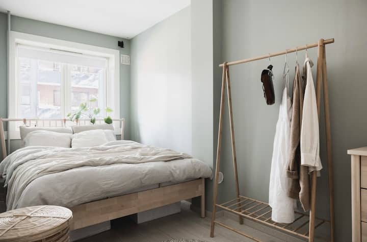 חדר שינה. מיטה זוגית בגודל 160 ס"מ.