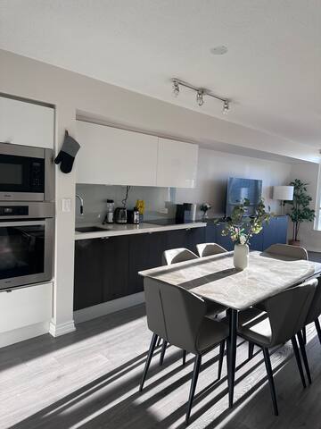 Beautiful and Central 3 Bedroom Condo with Parking gallery image 5