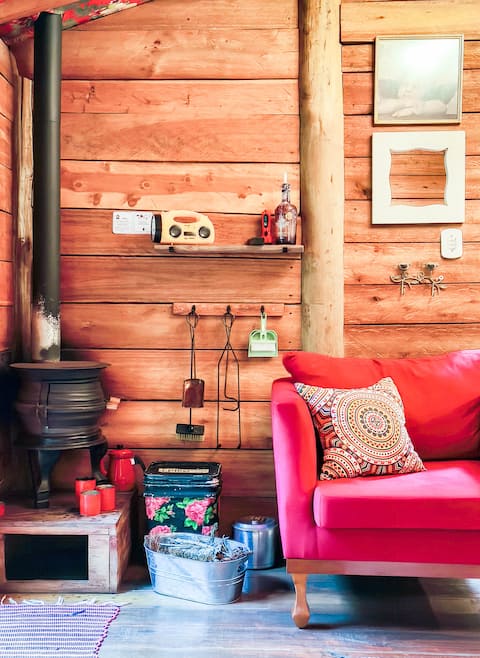 Successful Airbnb property: Lake Cabin in the Woods with Fireplace-Ofuro-Kitchen in Cunha