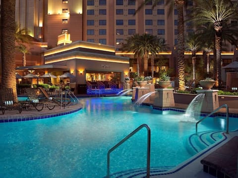 Las Vegas • Pool + Strip • 2-BR Suite