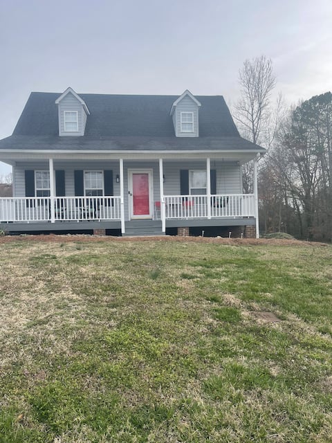 Home in quiet neighborhood- screened in porch w/TV