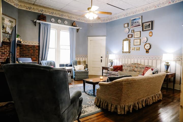 Den (Informal Living Room)