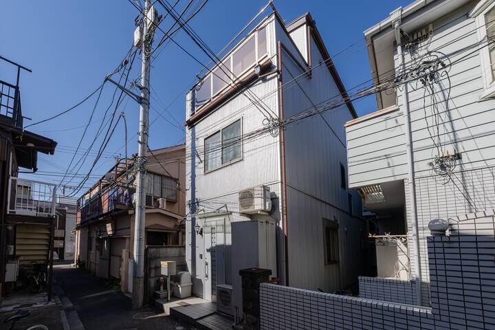 新宿徒歩圏内！100平米のモダン戸建てで贅沢な東京ステイ gallery image 3