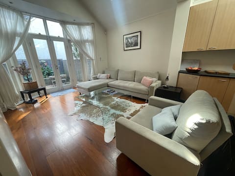 Relaxing clean Surry Hills home w/queen bed & bath