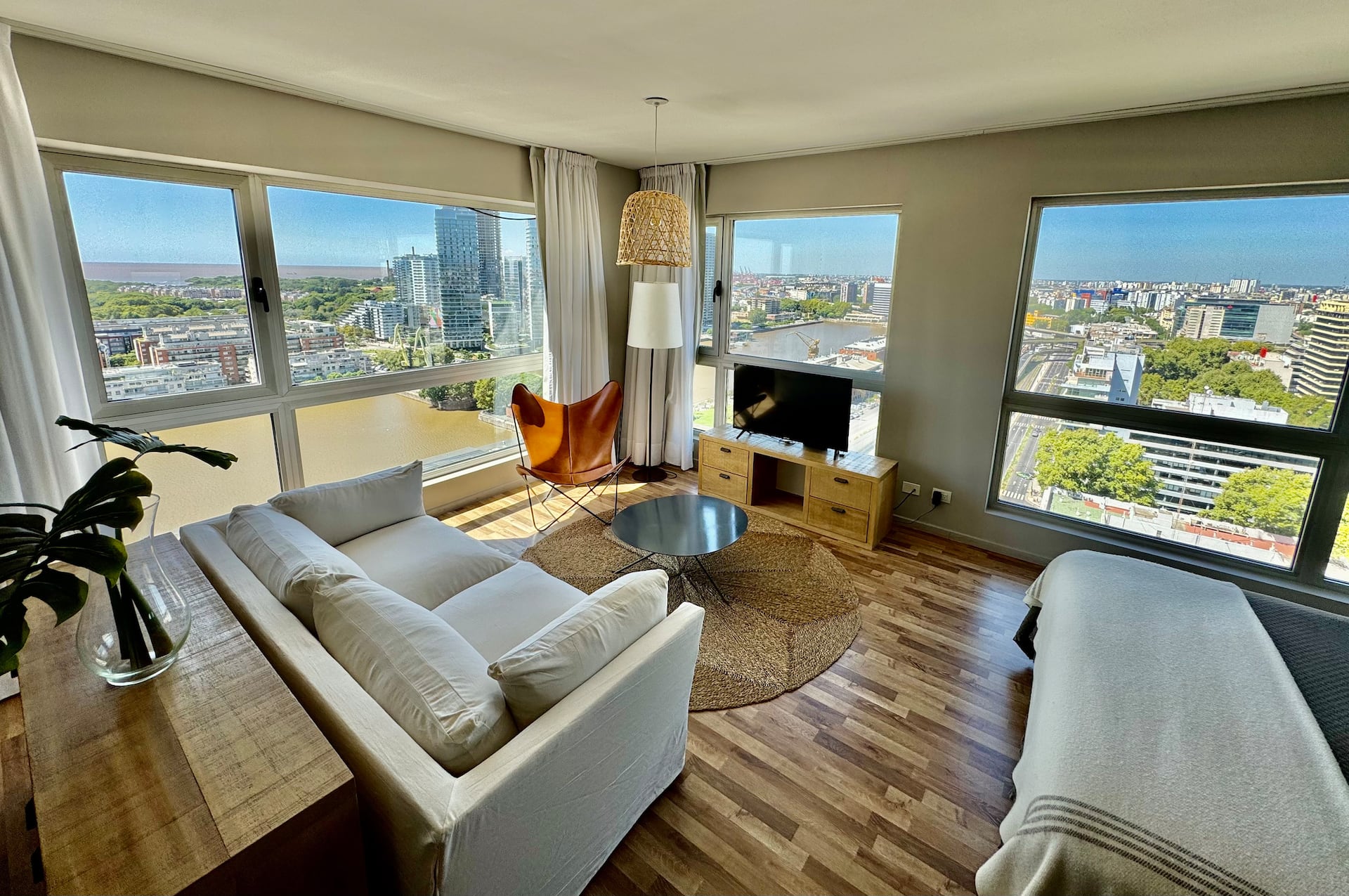 One-bedroom apartment on the 19th floor in Monserrat