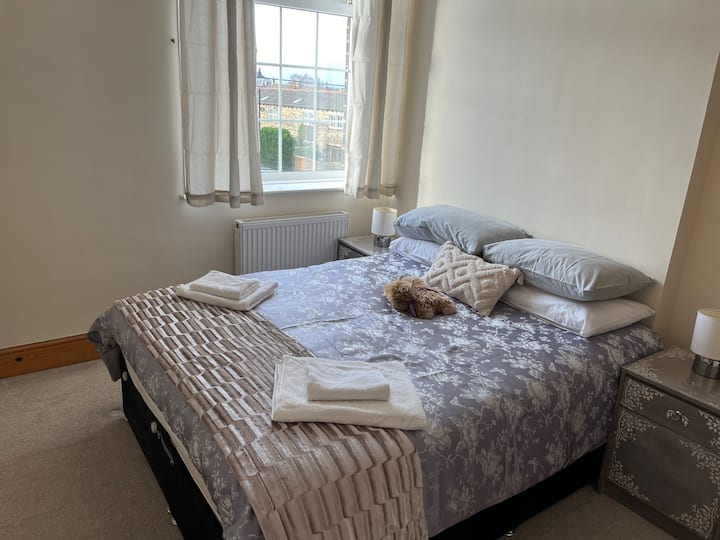 Una cama matrimonial de lujo con ropa de cama egipcia 