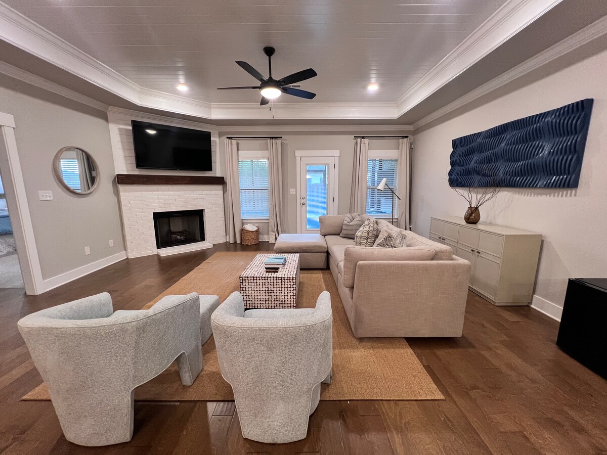 Top Airbnb: Luxury Townhome, Pet Friendly Backyard in Huntsville