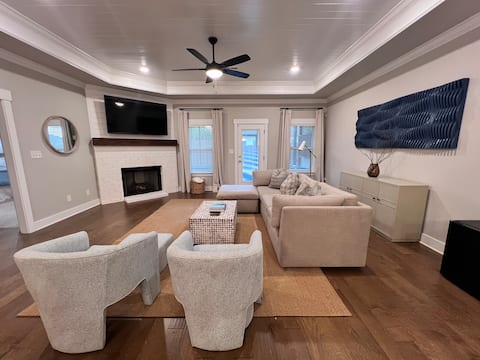 Top Airbnb: Luxury Townhome, Pet Friendly Backyard in Huntsville