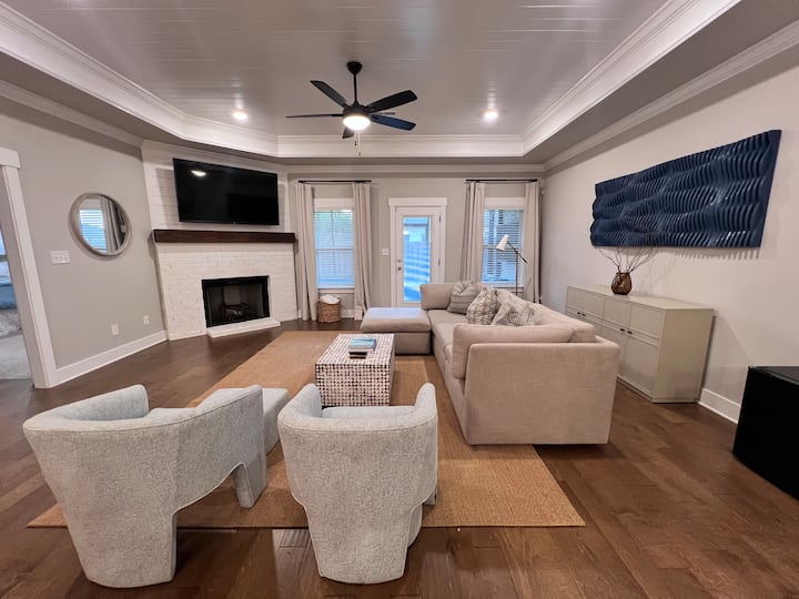 Luxury Townhome, Pet Friendly Backyard - Huntsville, AL