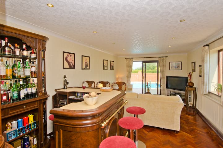Luxury Holiday Home. Pool & Hot Tub - North Wales - 웨일즈